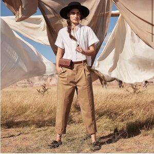 Banana republic pleated chino Khaki pants, like new condition, size 2